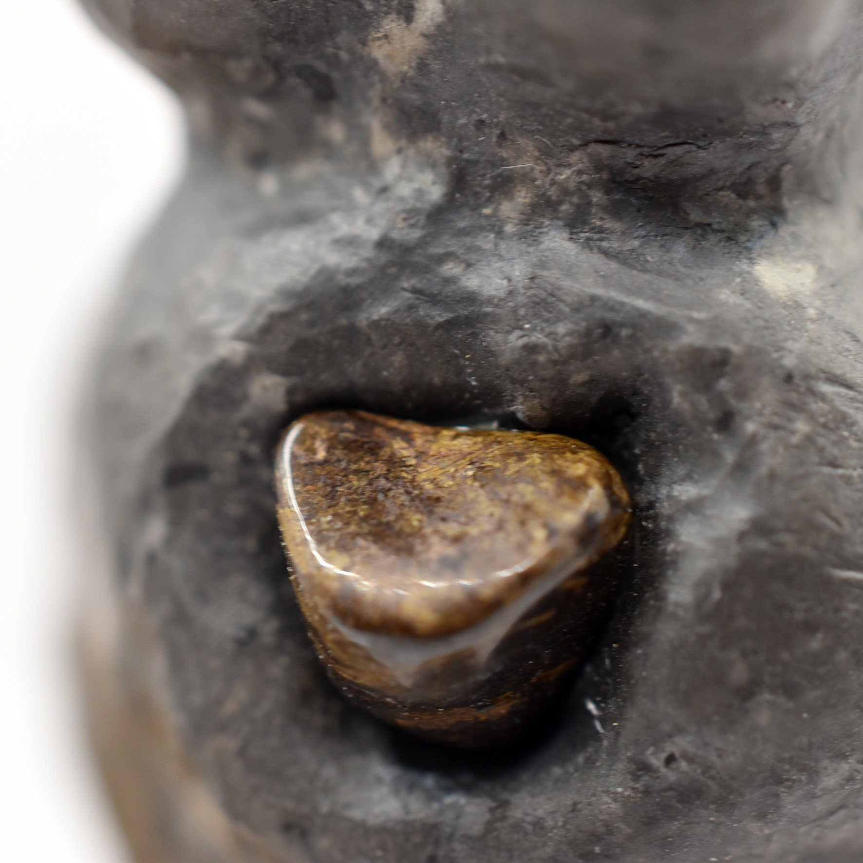 Einzigartige Tonskulptur mit Inlay aus Bronzit auf Stele - Matriarchatsgöttin - Handgefertigte Keramik Kunst - im Rauchbrand vollendet