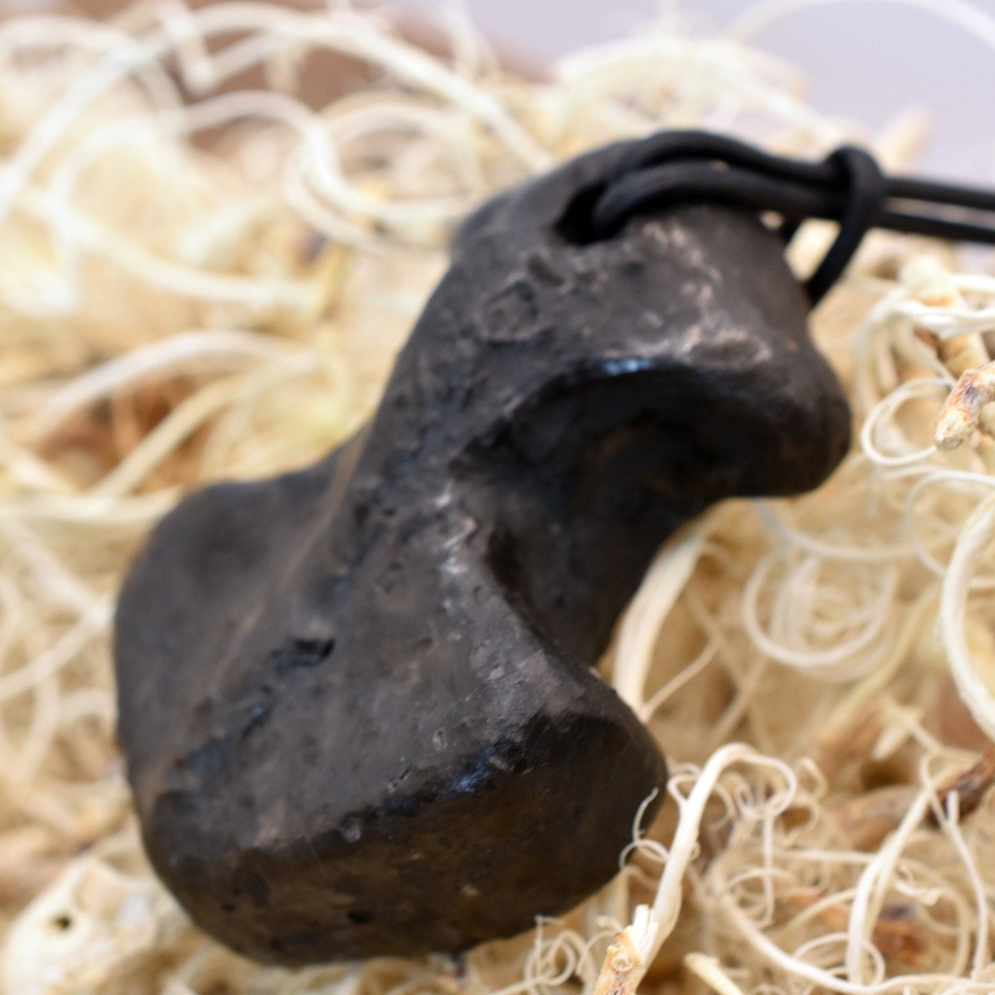 Thors Hammer Mjölnir in Rauchbrandkunst - Einzigartiges Glücksbringer Amulett aus traditionell gebranntem Ton mit Leder- oder Baumwollband