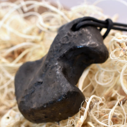 Thors Hammer Mjölnir in Rauchbrandkunst - Einzigartiges Glücksbringer Amulett aus traditionell gebranntem Ton mit Leder- oder Baumwollband