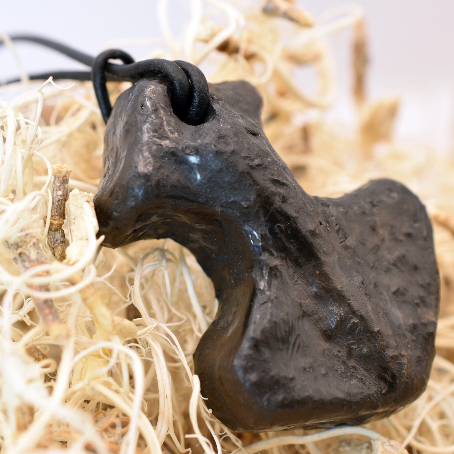 Thors Hammer Mjölnir in Rauchbrandkunst - Einzigartiges Glücksbringer Amulett aus traditionell gebranntem Ton mit Leder- oder Baumwollband