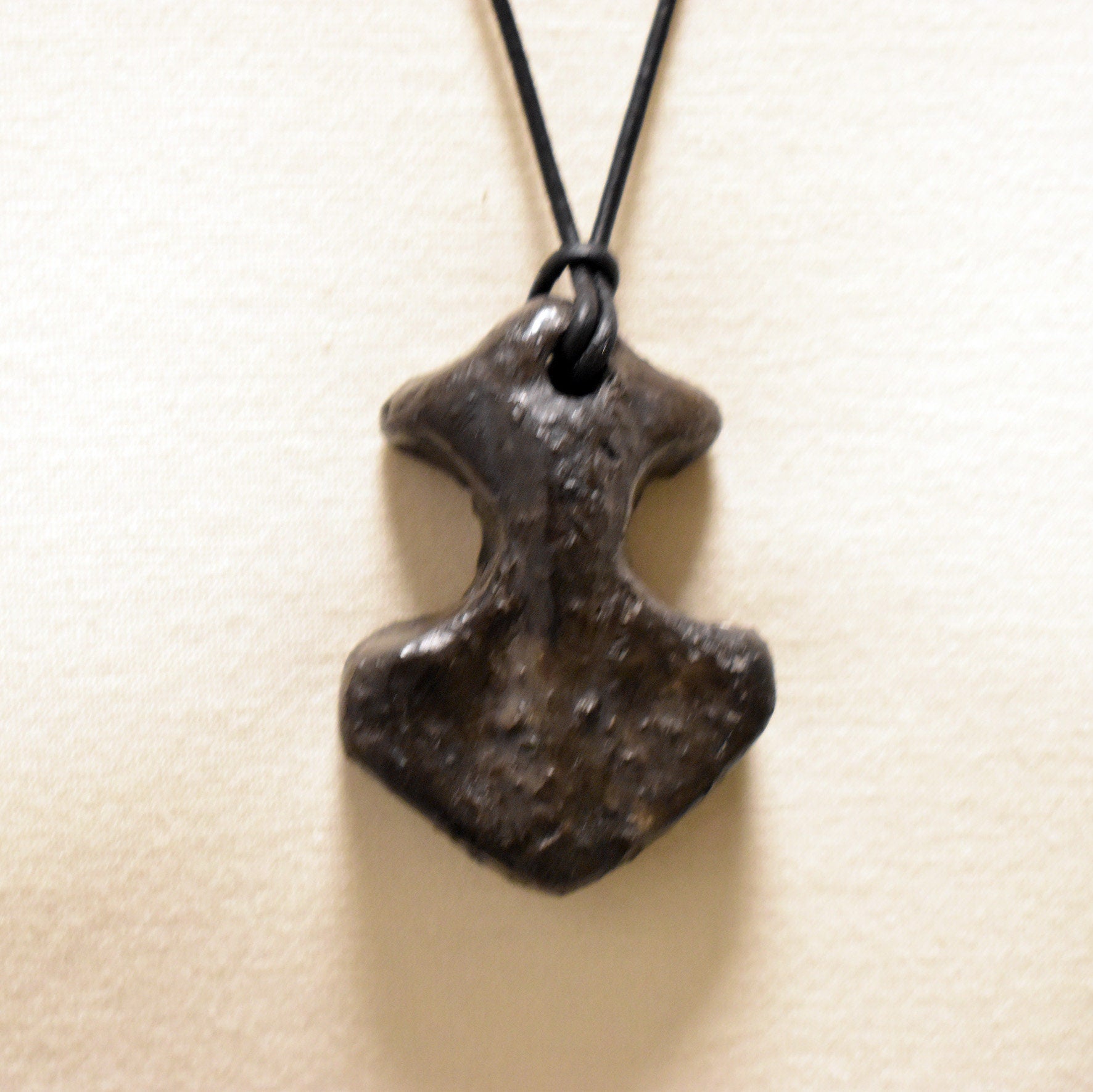 Thors Hammer Mjölnir in Rauchbrandkunst - Einzigartiges Glücksbringer Amulett aus traditionell gebranntem Ton mit Leder- oder Baumwollband