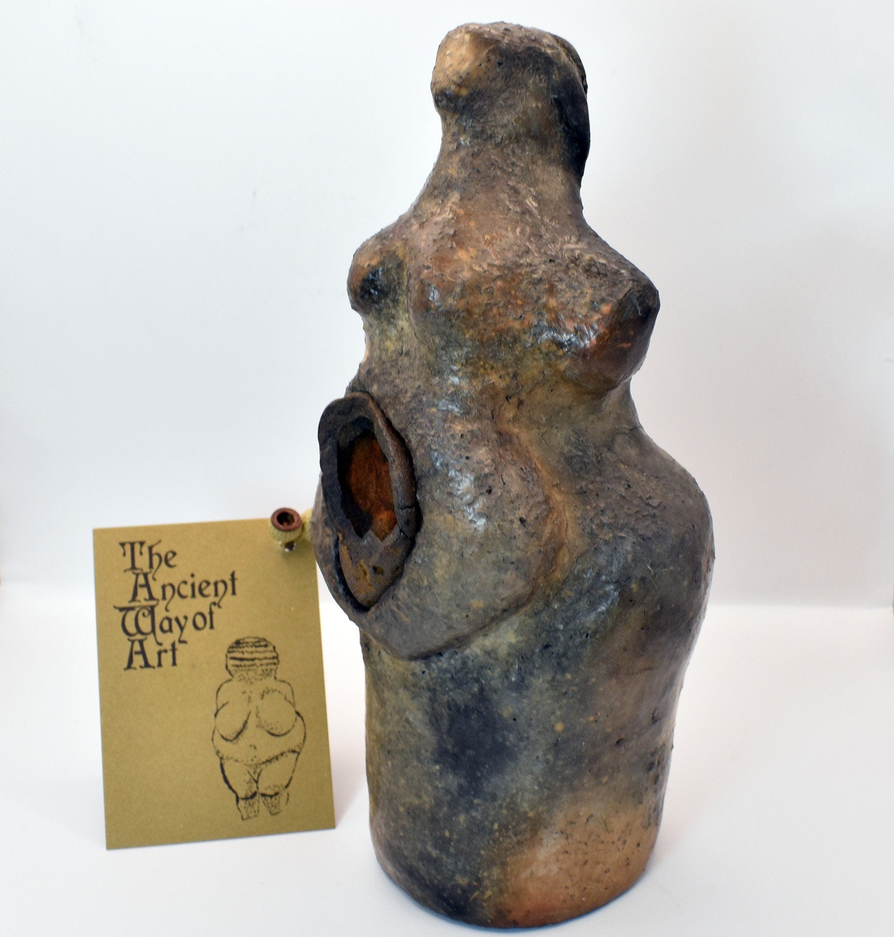 Handgefertigte Goddess Figur aus Naturton - mit Inlay einer Hexenschüssel – Rauchbrand – Ein Tribut an Weiblichkeit und Matriarchat