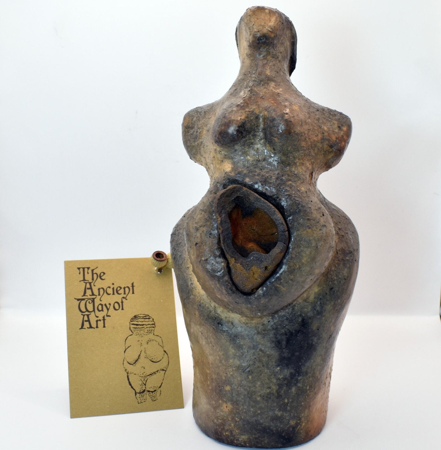 Handgefertigte Goddess Figur aus Naturton - mit Inlay einer Hexenschüssel – Rauchbrand – Ein Tribut an Weiblichkeit und Matriarchat