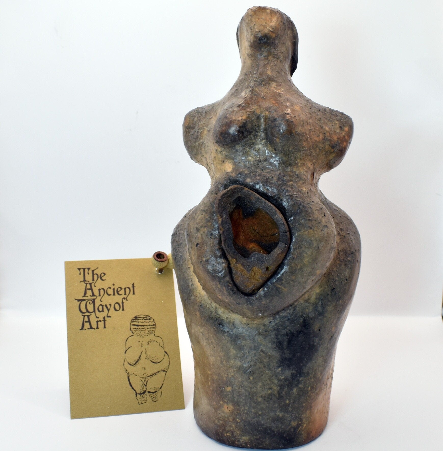 Handgefertigte Goddess Figur aus Naturton - mit Inlay einer Hexenschüssel – Rauchbrand – Ein Tribut an Weiblichkeit und Matriarchat