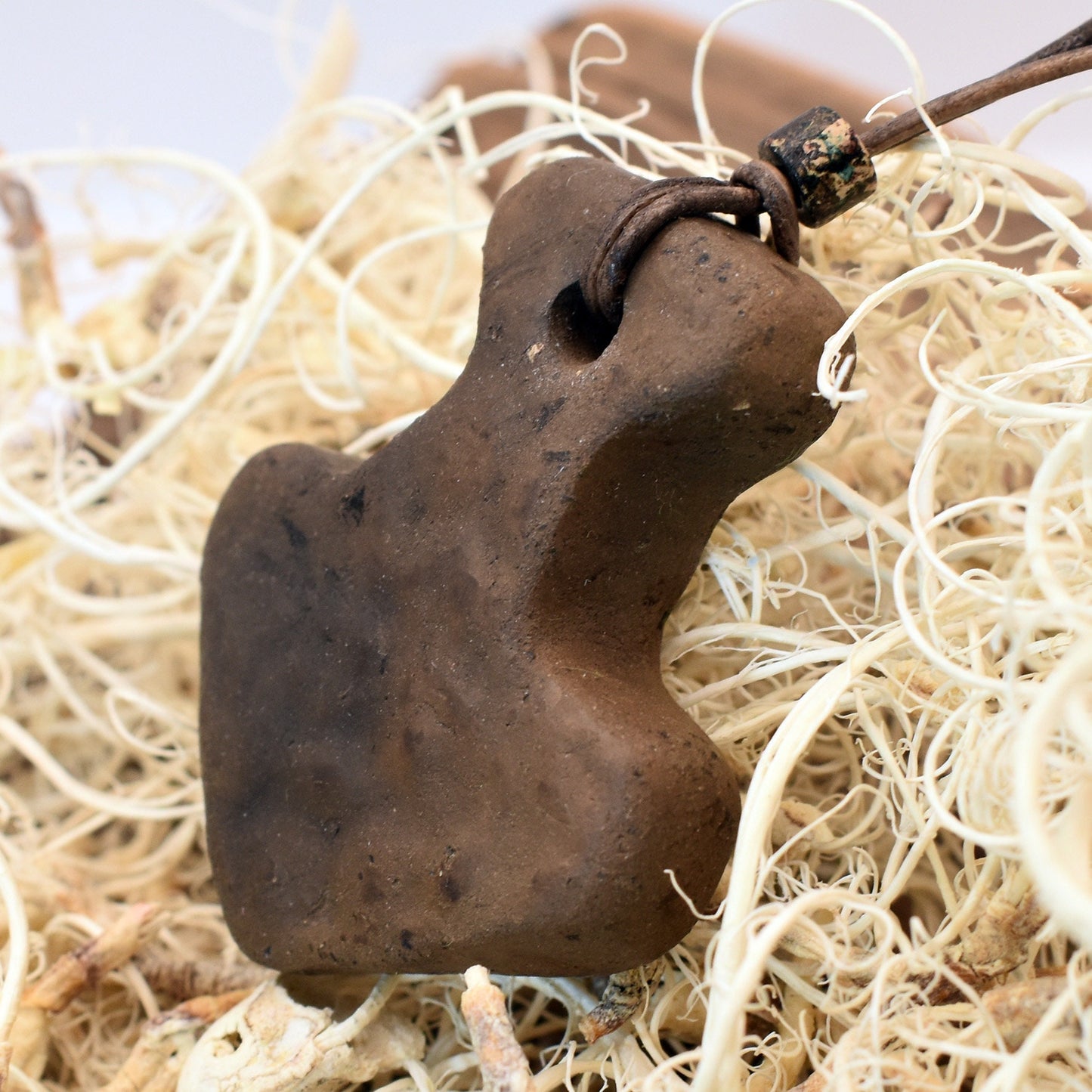 Thors Hammer Mjölnir in Rauchbrandkunst - Einzigartiges Glücksbringer Amulett aus traditionell gebranntem Ton mit Leder- oder Baumwollband