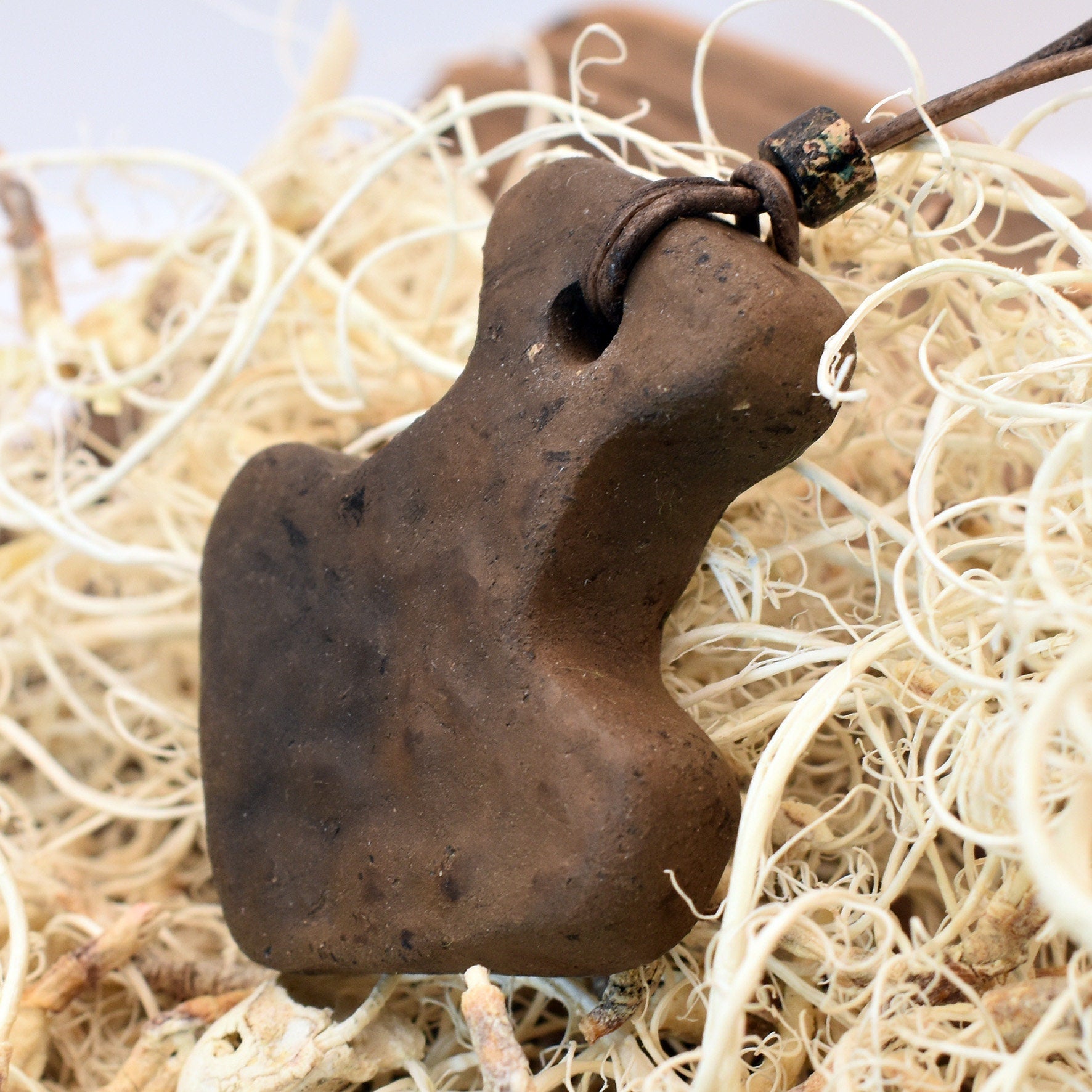 Thors Hammer Mjölnir in Rauchbrandkunst - Einzigartiges Glücksbringer Amulett aus traditionell gebranntem Ton mit Leder- oder Baumwollband