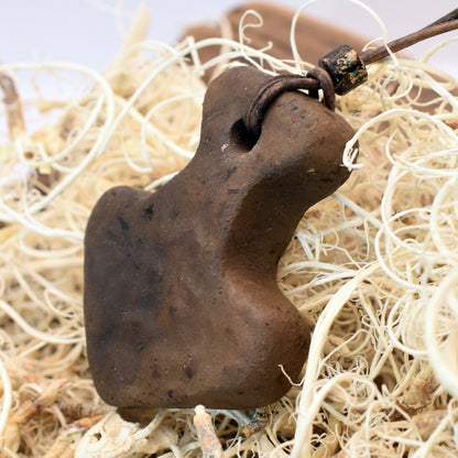 Thors Hammer Mjölnir in Rauchbrandkunst - Einzigartiges Glücksbringer Amulett aus traditionell gebranntem Ton mit Leder- oder Baumwollband