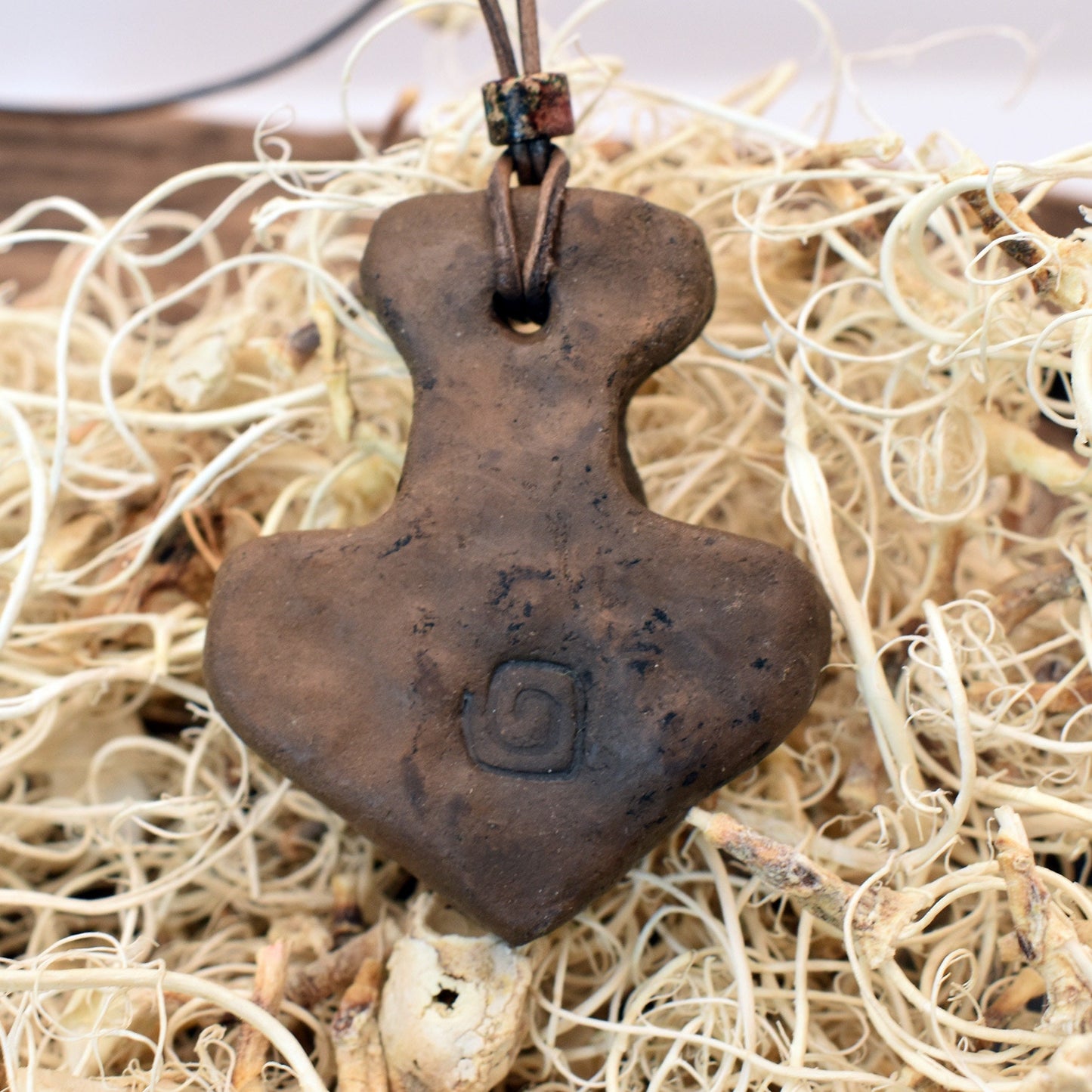 Thors Hammer Mjölnir in Rauchbrandkunst - Einzigartiges Glücksbringer Amulett aus traditionell gebranntem Ton mit Leder- oder Baumwollband