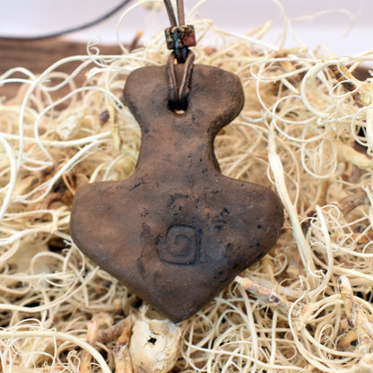 Thors Hammer Mjölnir in Rauchbrandkunst - Einzigartiges Glücksbringer Amulett aus traditionell gebranntem Ton mit Leder- oder Baumwollband