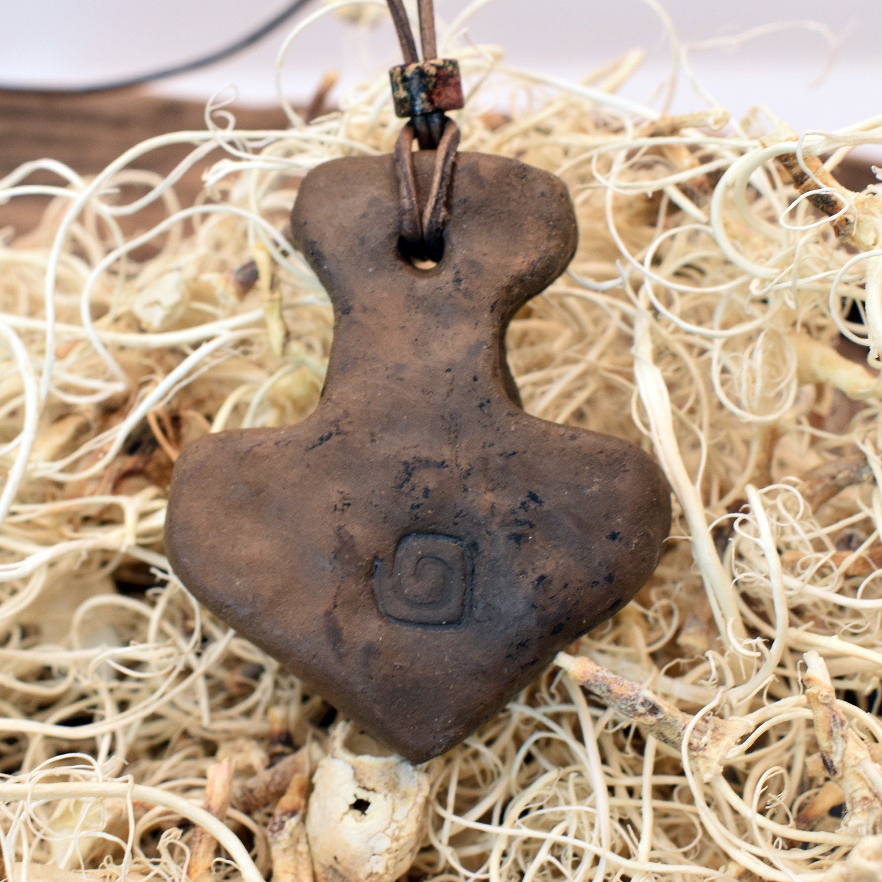 Thors Hammer Mjölnir in Rauchbrandkunst - Einzigartiges Glücksbringer Amulett aus traditionell gebranntem Ton mit Leder- oder Baumwollband