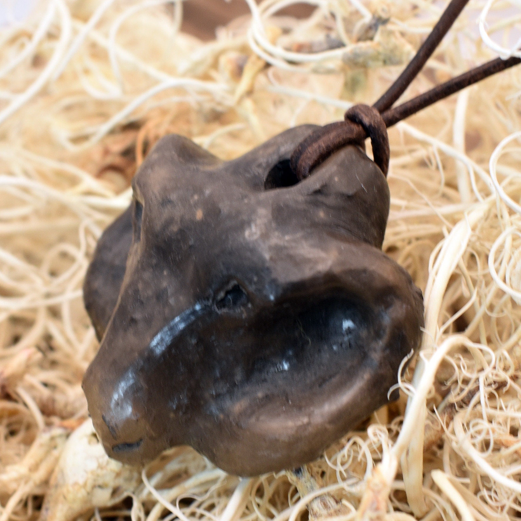 Handgefertigtes Talisman-Amulett - Krafttier Widder - traditionell gebrannter Ton – Einzigartige Rauchbrandkunst für spirituelle Begleiter