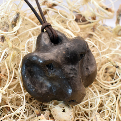 Handgefertigtes Talisman-Amulett - Krafttier Widder - traditionell gebrannter Ton – Einzigartige Rauchbrandkunst für spirituelle Begleiter