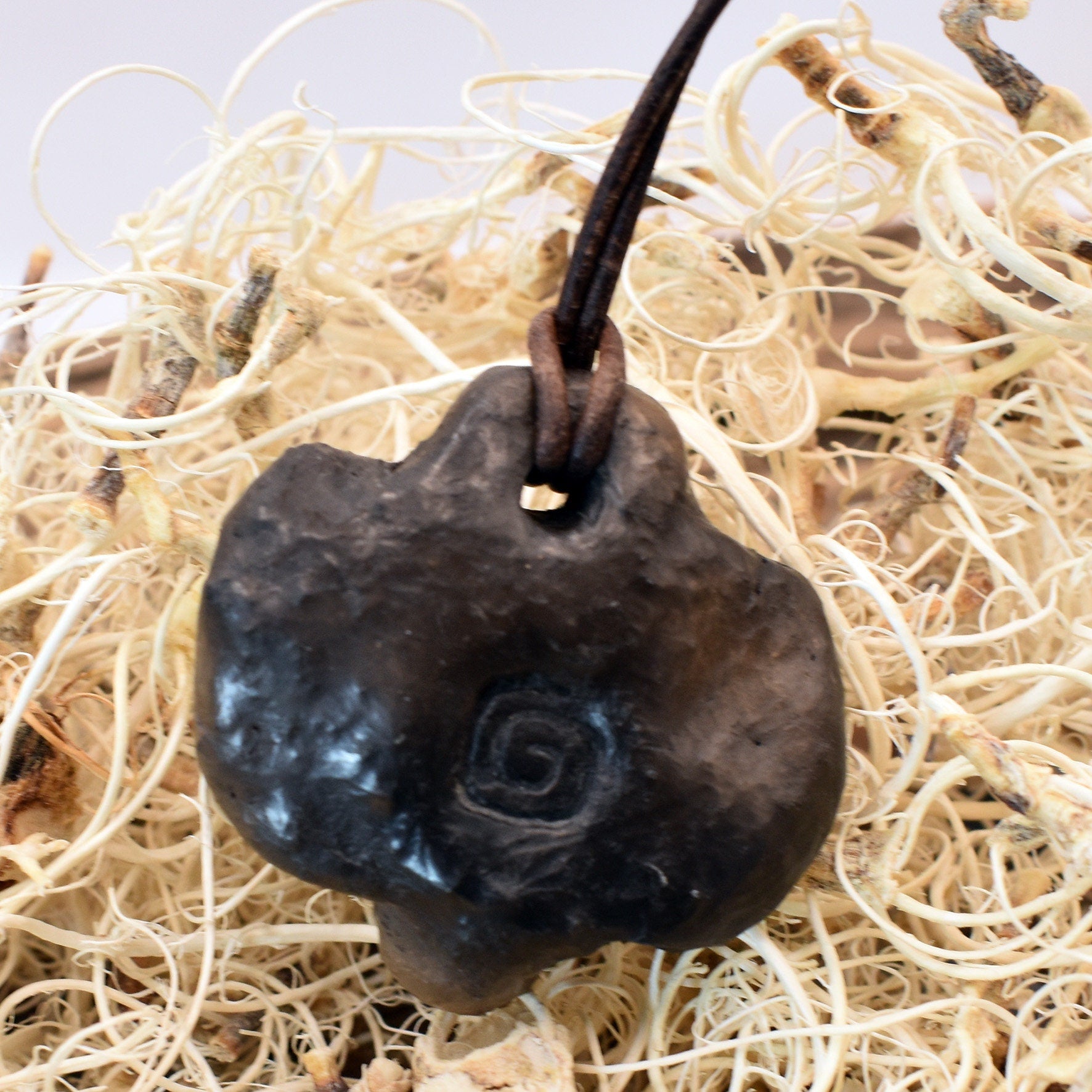 Handgefertigtes Talisman-Amulett - Krafttier Widder - traditionell gebrannter Ton – Einzigartige Rauchbrandkunst für spirituelle Begleiter