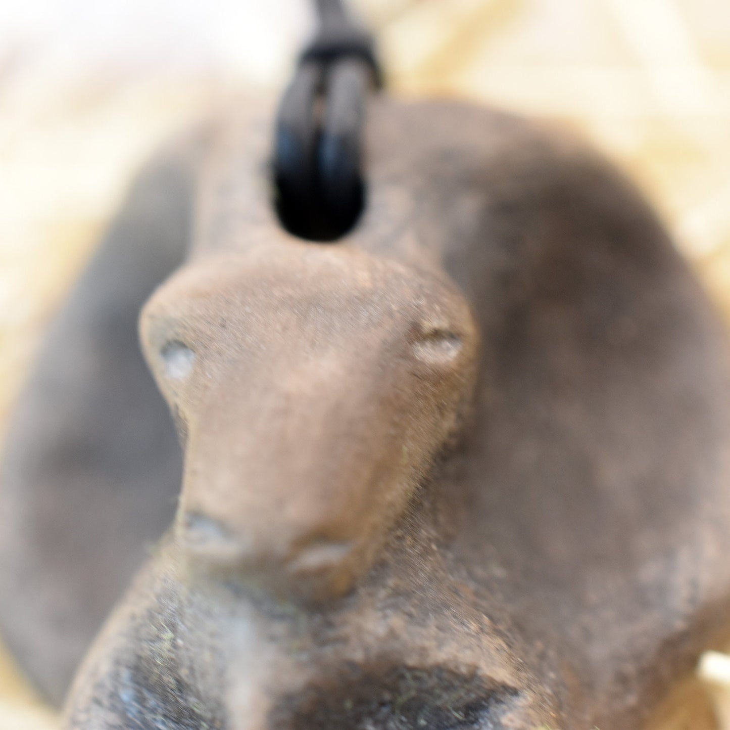 Handgefertigtes Talisman-Amulett - Krafttier Widder - traditionell gebrannter Ton – Einzigartige Rauchbrandkunst für spirituelle Begleiter