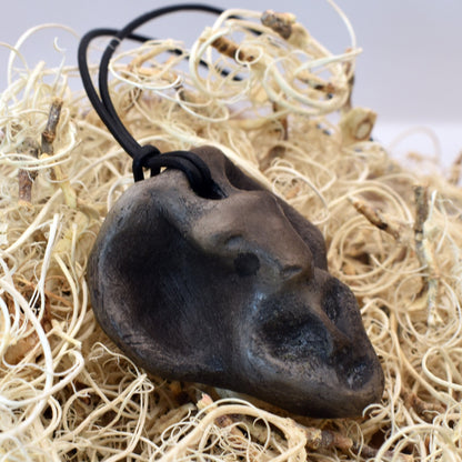 Handgefertigtes Talisman-Amulett - Krafttier Widder - traditionell gebrannter Ton – Einzigartige Rauchbrandkunst für spirituelle Begleiter