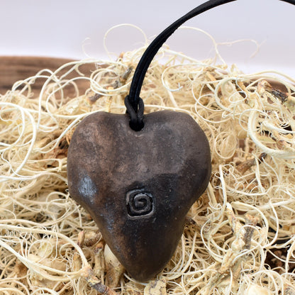 Handgefertigtes Talisman-Amulett - Krafttier Widder - traditionell gebrannter Ton – Einzigartige Rauchbrandkunst für spirituelle Begleiter