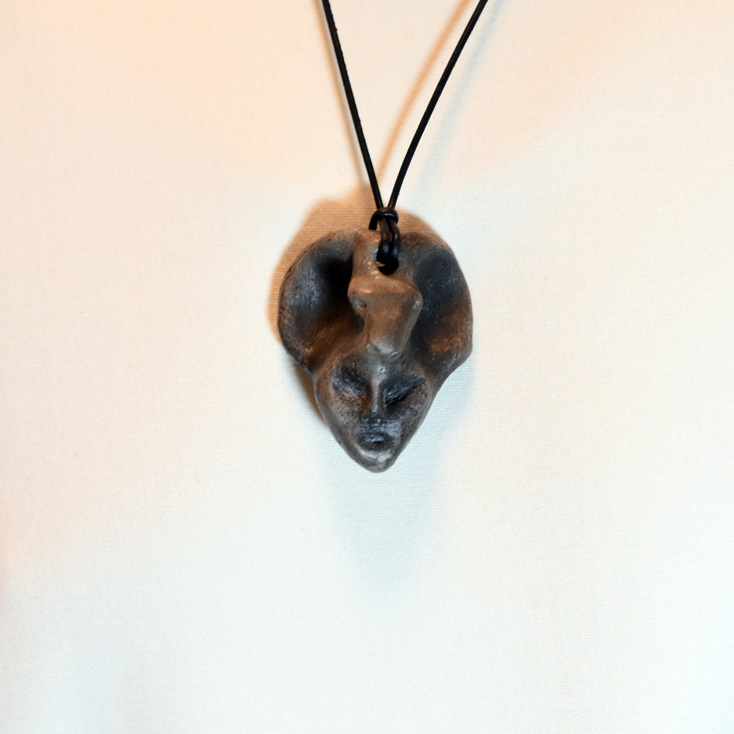 Handgefertigtes Talisman-Amulett - Krafttier Widder - traditionell gebrannter Ton – Einzigartige Rauchbrandkunst für spirituelle Begleiter