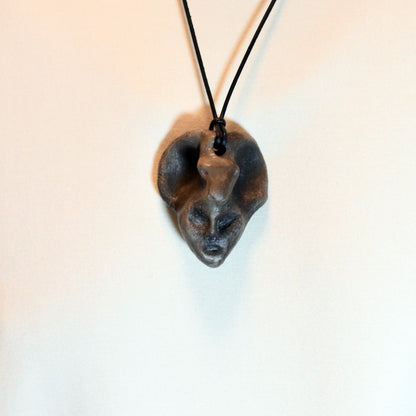 Handgefertigtes Talisman-Amulett - Krafttier Widder - traditionell gebrannter Ton – Einzigartige Rauchbrandkunst für spirituelle Begleiter