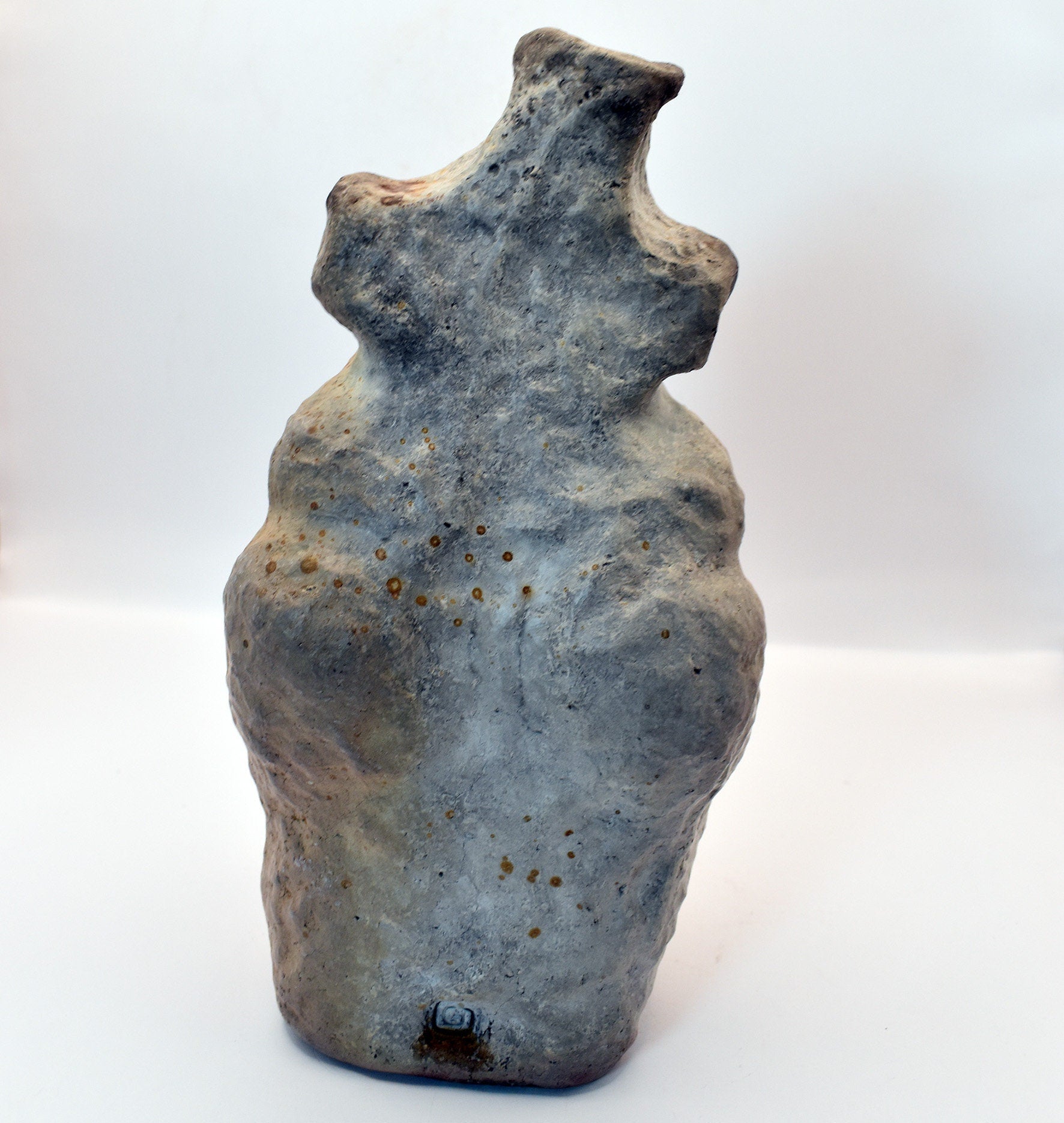 Handgefertigte Venus Statue aus Ton – Rauchbrandkunstwerk symbolisierend das Matriarchat und die Fruchtbarkeit, Schwangerschaft