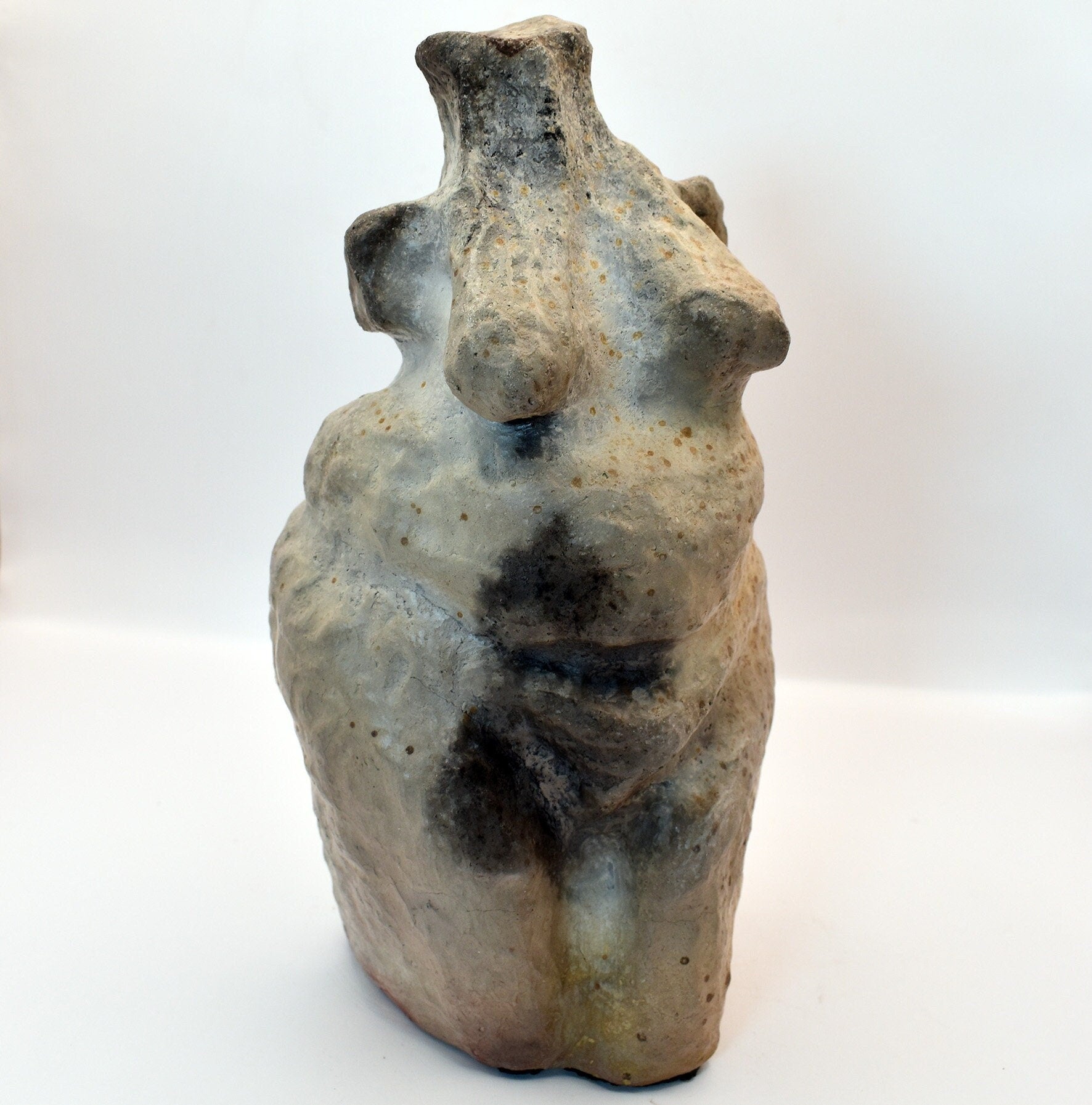 Handgefertigte Venus Statue aus Ton – Rauchbrandkunstwerk symbolisierend das Matriarchat und die Fruchtbarkeit, Schwangerschaft