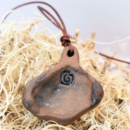 Einzigartiger Glücksbringer Talisman aus Rauchbrand-Ton – Handgefertigtes Amulett aus der mystischen Welt von Avalon