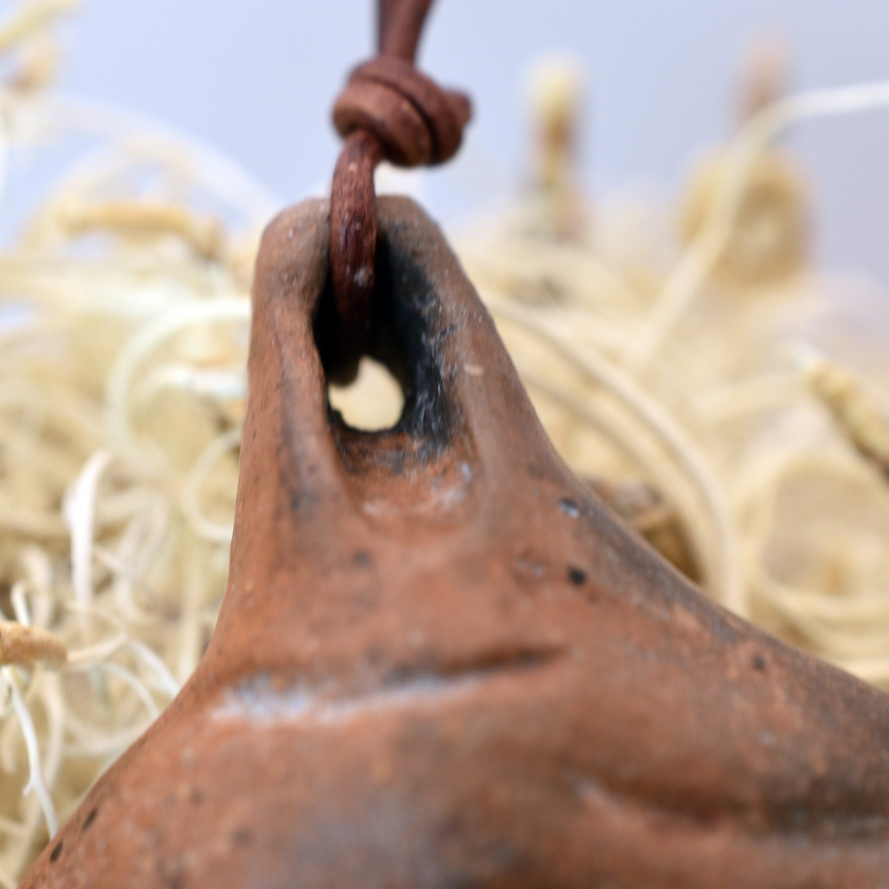 Einzigartiger Glücksbringer Talisman aus Rauchbrand-Ton – Handgefertigtes Amulett aus der mystischen Welt von Avalon