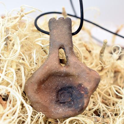 Einzigartiger Glücksbringer Talisman aus Rauchbrand-Ton – Handgefertigtes Amulett aus der mystischen Welt von Avalon