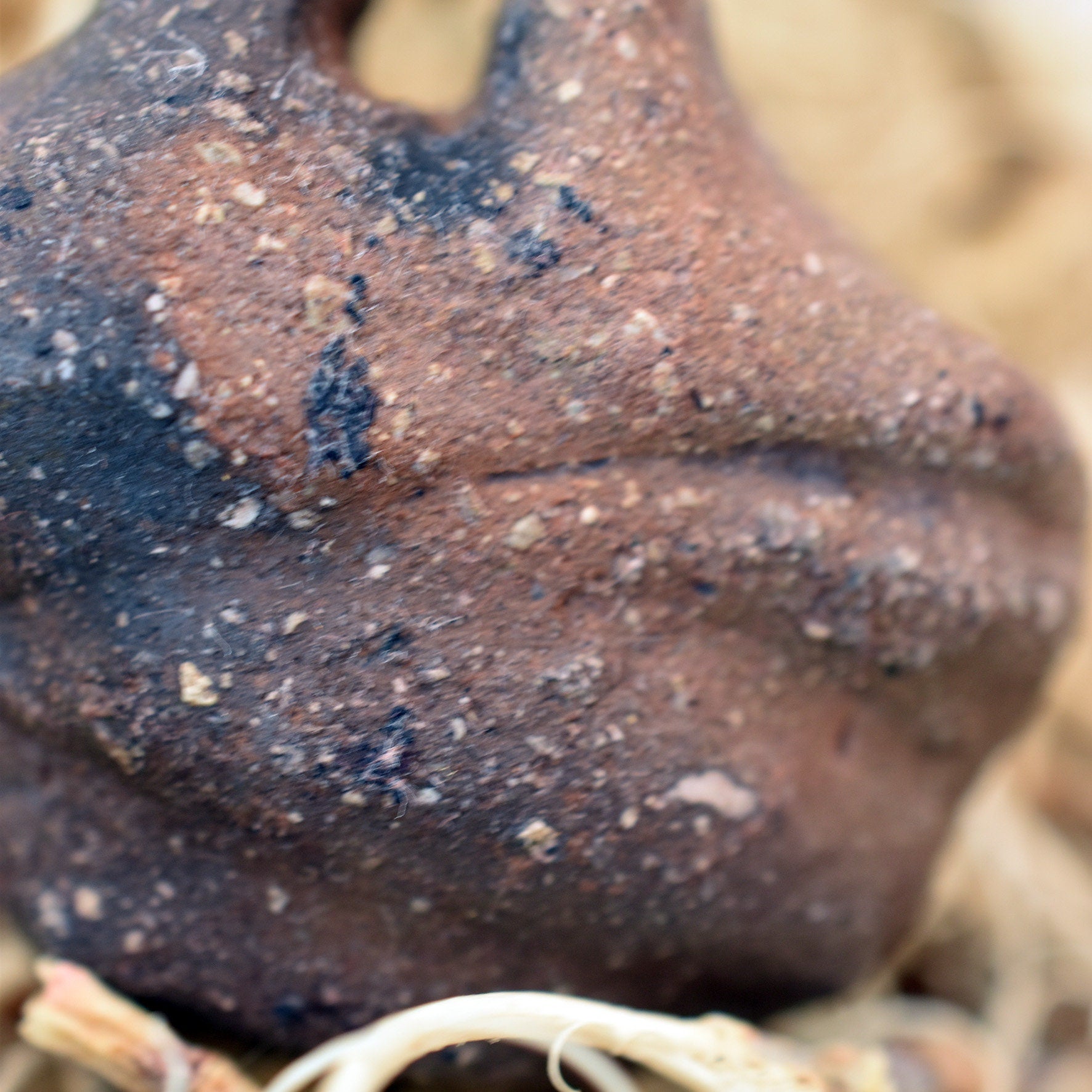 Einzigartiger Glücksbringer Talisman aus Rauchbrand-Ton – Handgefertigtes Amulett aus der mystischen Welt von Avalon