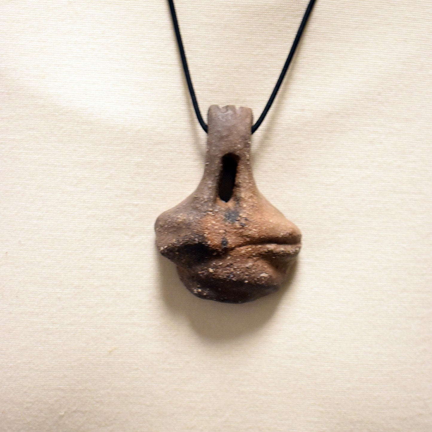 Einzigartiger Glücksbringer Talisman aus Rauchbrand-Ton – Handgefertigtes Amulett aus der mystischen Welt von Avalon