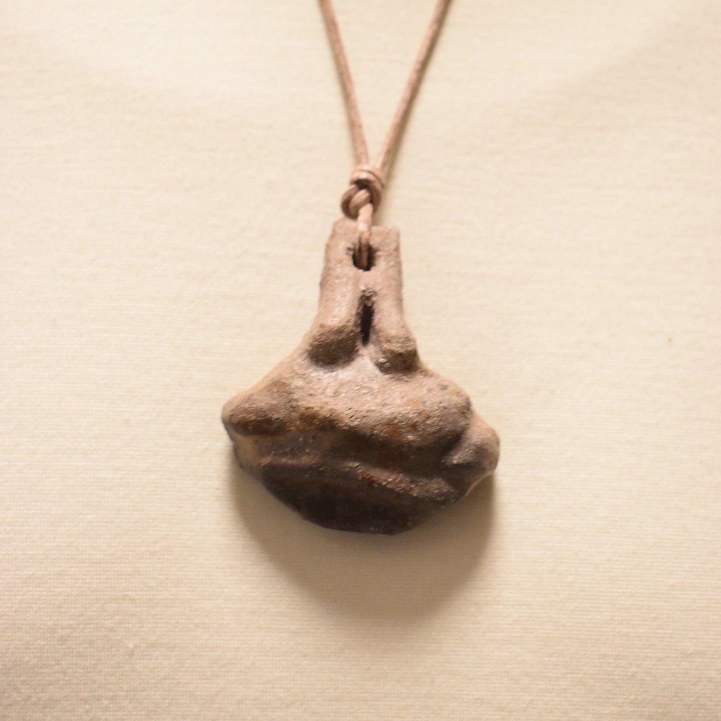 Einzigartiger Glücksbringer Talisman aus Rauchbrand-Ton – Handgefertigtes Amulett aus der mystischen Welt von Avalon