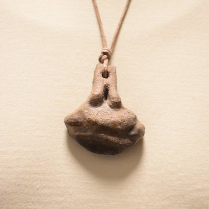 Einzigartiger Glücksbringer Talisman aus Rauchbrand-Ton – Handgefertigtes Amulett aus der mystischen Welt von Avalon