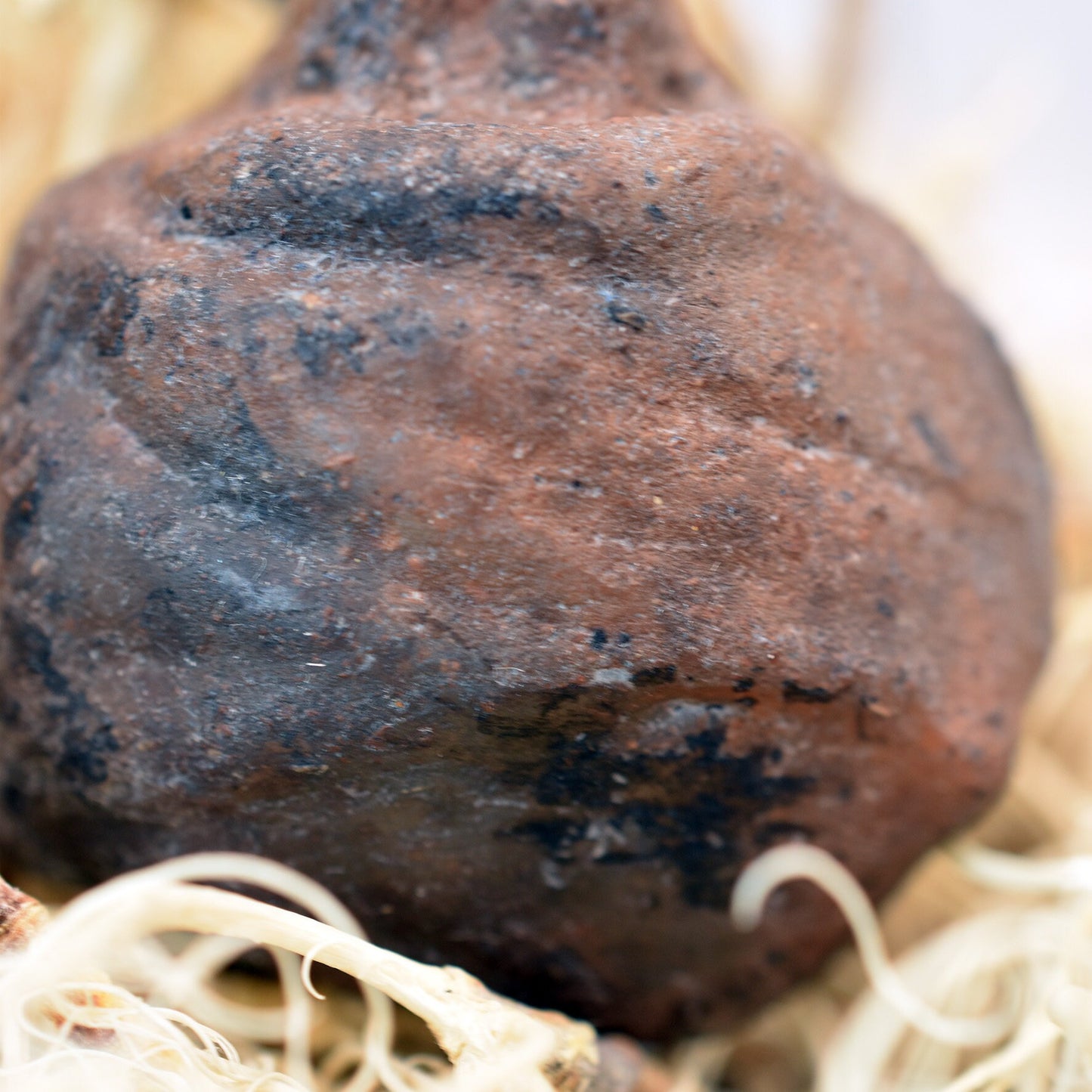 Einzigartiger Glücksbringer Talisman aus Rauchbrand-Ton – Handgefertigtes Amulett aus der mystischen Welt von Avalon