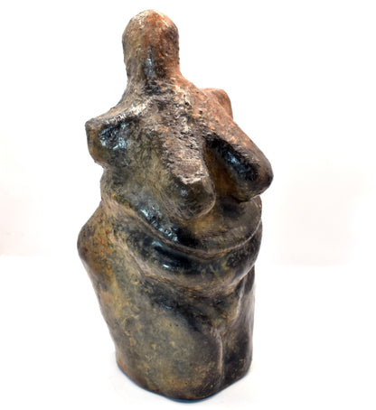 prähistorisch inspirierte Venus Skulptur - Spirituelle Dekoration aus Ton im Rauchbrand vollendet - individuelles Wohnambiente