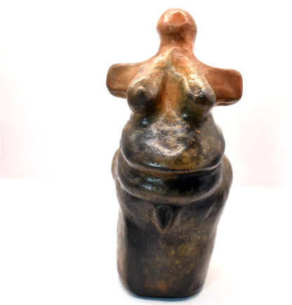 Handgefertigte Venus Statue aus Ton – Rauchbrandkunstwerk symbolisierend das Matriarchat und die Fruchtbarkeit und Schwangerschaft