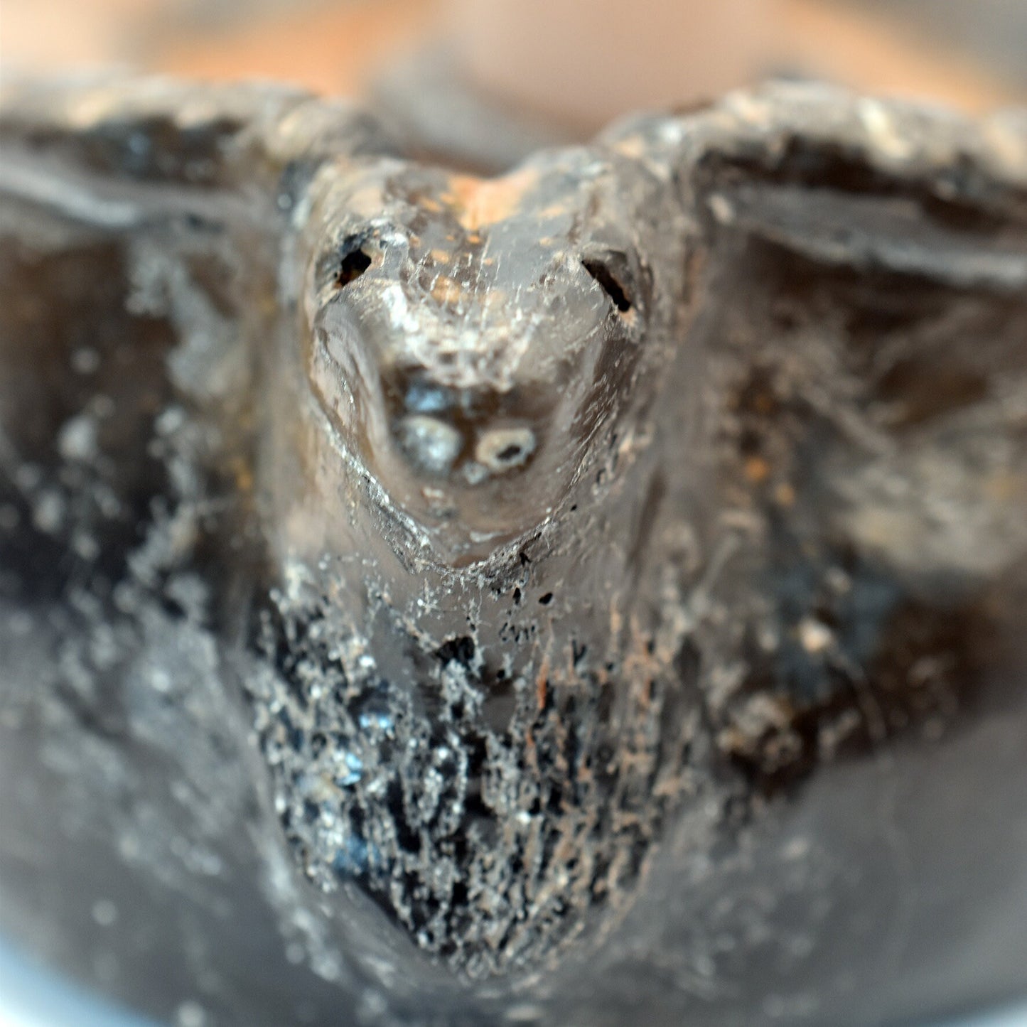 Handgefertigter Antilopen-Kerzenständer aus Ton - im Rauchbrand veredelt – Spirituelle Schamanismus Symbolik