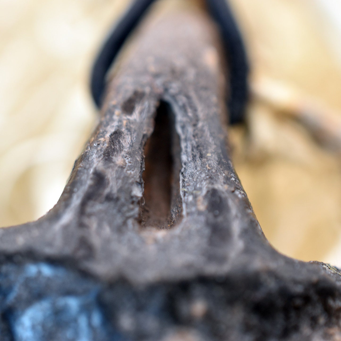 Einzigartiger Glücksbringer Talisman aus Rauchbrand-Ton – Handgefertigtes Amulett aus der mystischen Welt von Avalon