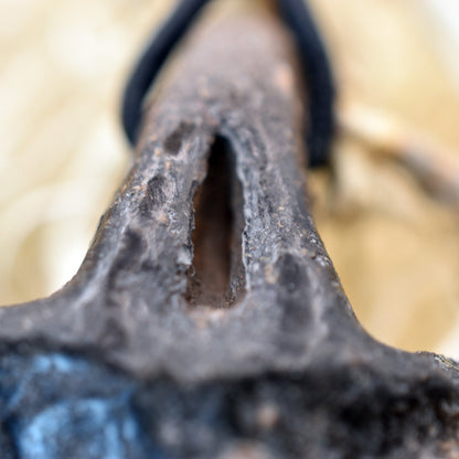 Einzigartiger Glücksbringer Talisman aus Rauchbrand-Ton – Handgefertigtes Amulett aus der mystischen Welt von Avalon