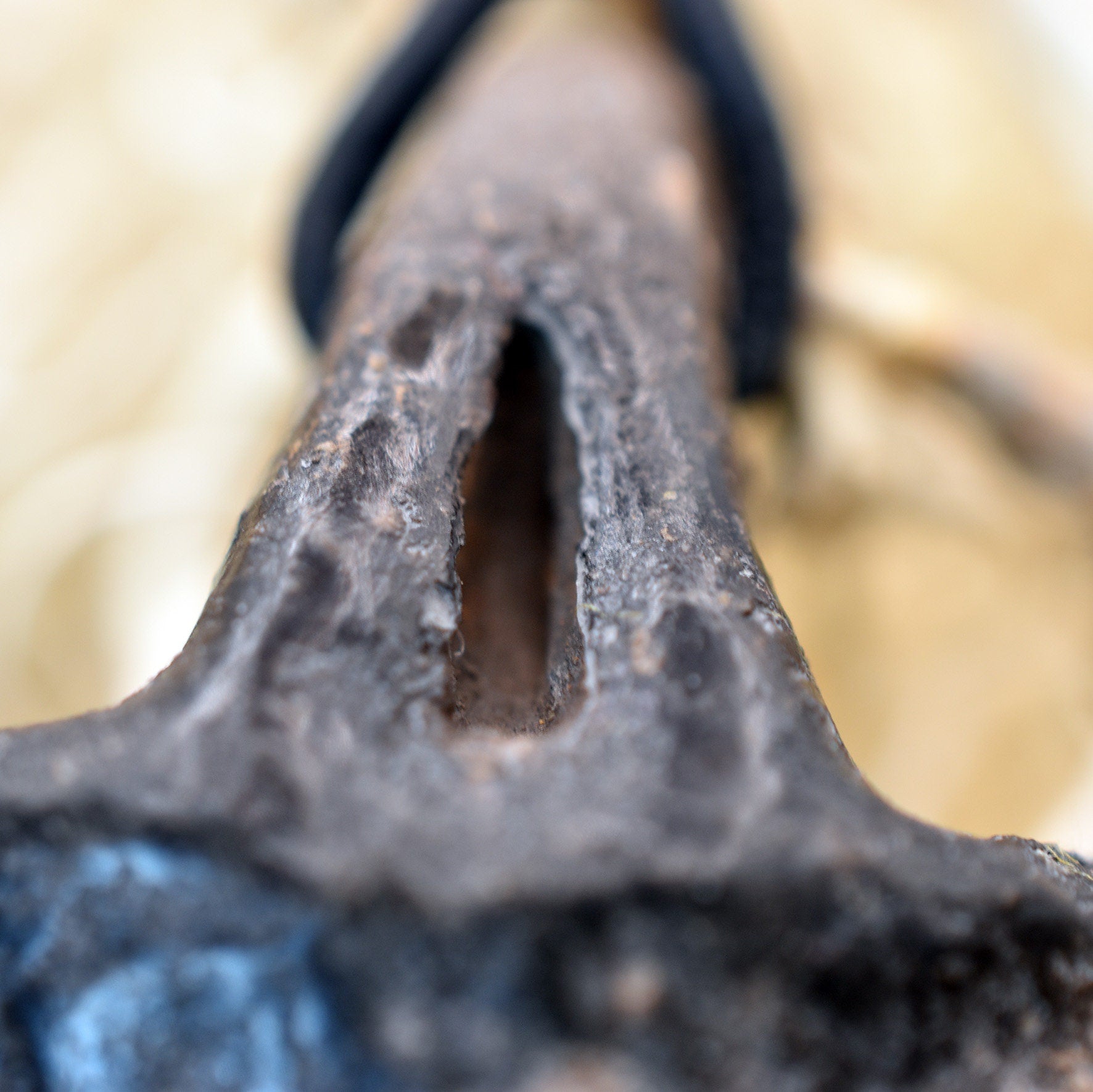 Einzigartiger Glücksbringer Talisman aus Rauchbrand-Ton – Handgefertigtes Amulett aus der mystischen Welt von Avalon