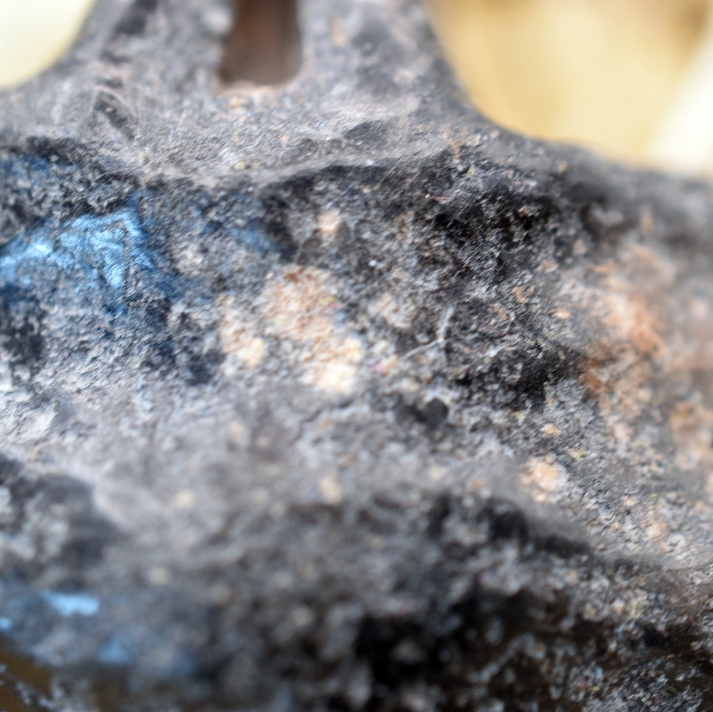 Einzigartiger Glücksbringer Talisman aus Rauchbrand-Ton – Handgefertigtes Amulett aus der mystischen Welt von Avalon