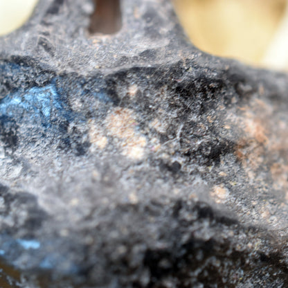 Einzigartiger Glücksbringer Talisman aus Rauchbrand-Ton – Handgefertigtes Amulett aus der mystischen Welt von Avalon