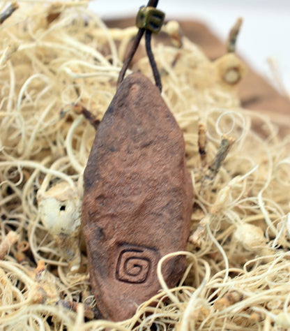 Handgefertigtes Yoni-Amulett aus traditionell gebranntem Ton – Einzigartige Rauchbrandkunst für dein Wohlbefinden