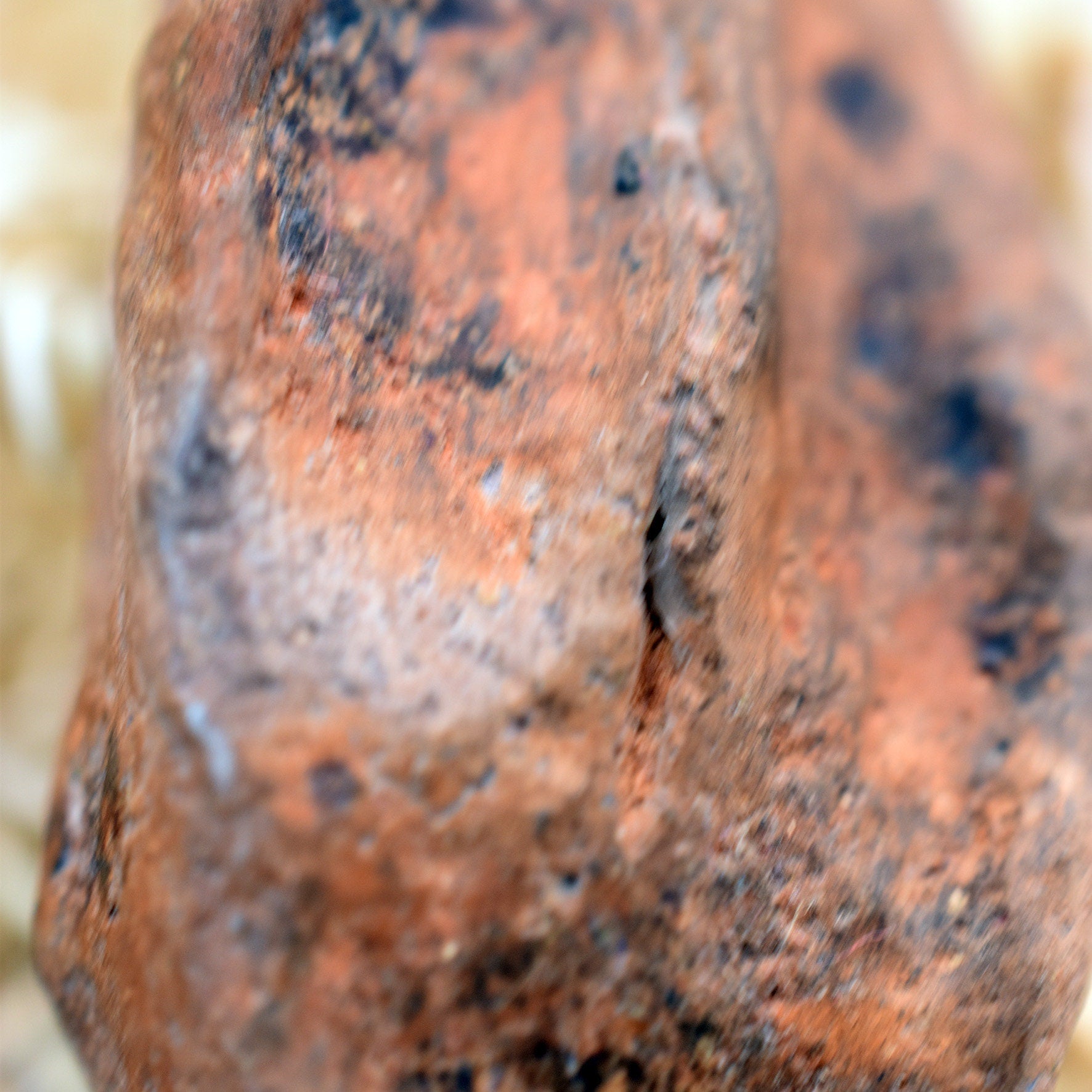 Handgefertigtes Yoni-Amulett aus traditionell gebranntem Ton – Einzigartige Rauchbrandkunst für dein Wohlbefinden