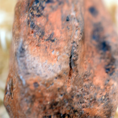 Handgefertigtes Yoni-Amulett aus traditionell gebranntem Ton – Einzigartige Rauchbrandkunst für dein Wohlbefinden