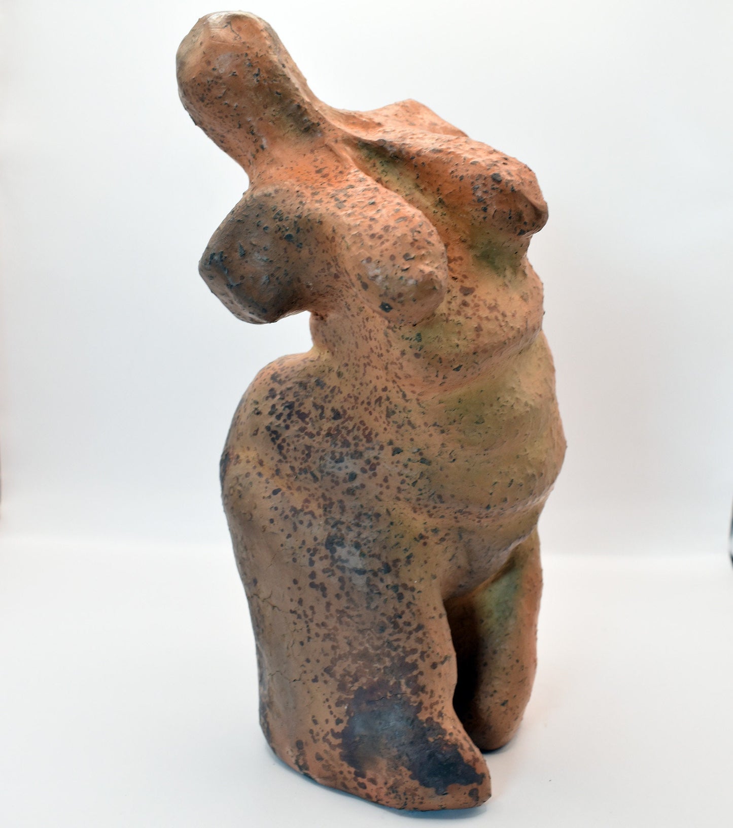 Handgefertigte, außergewöhnliche Venus Figurine aus Ton, vollendet im Rauchbrand – Symbol für Schwangerschaft und Kinderwunsch