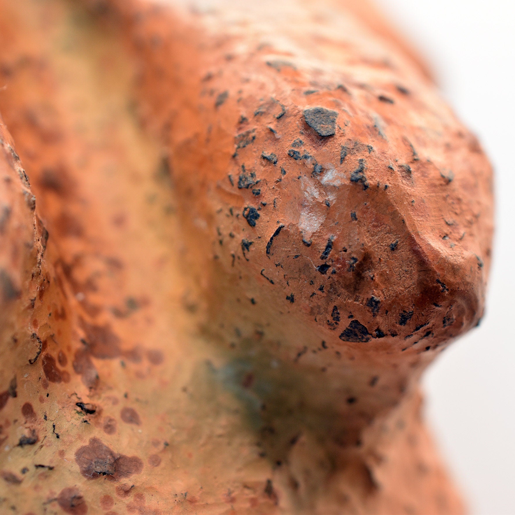 Handgefertigte, außergewöhnliche Venus Figurine aus Ton, vollendet im Rauchbrand – Symbol für Schwangerschaft und Kinderwunsch