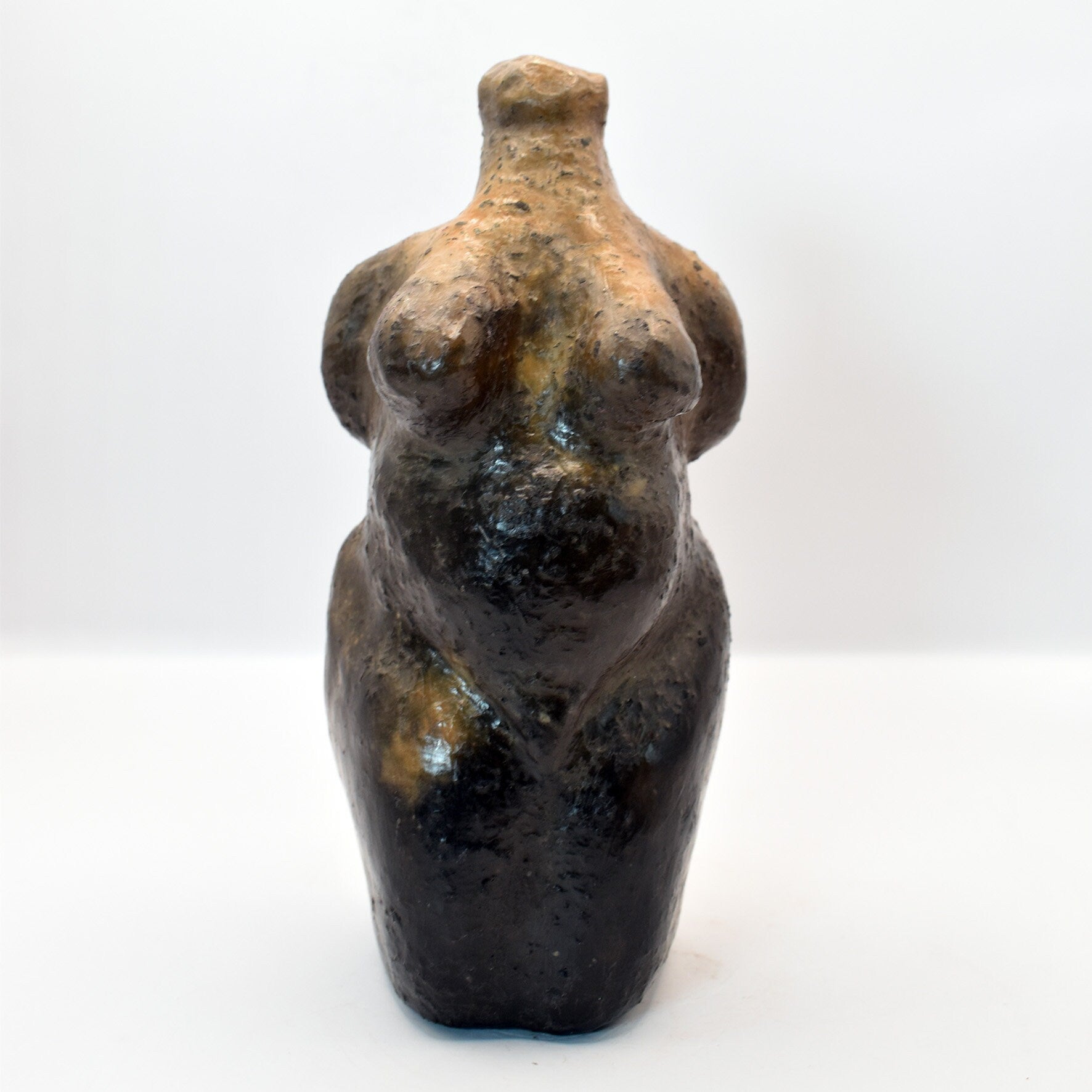 Pagan Wicca aus Ton im Rauchbrand veredelt Fruchtbarkeitsgöttin Symbol des Matriarchats, stilvolle Raumdekoration, spirituelles Geschenk