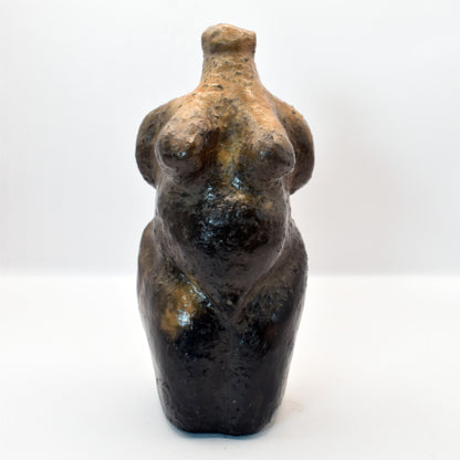 Pagan Wicca aus Ton im Rauchbrand veredelt Fruchtbarkeitsgöttin Symbol des Matriarchats, stilvolle Raumdekoration, spirituelles Geschenk