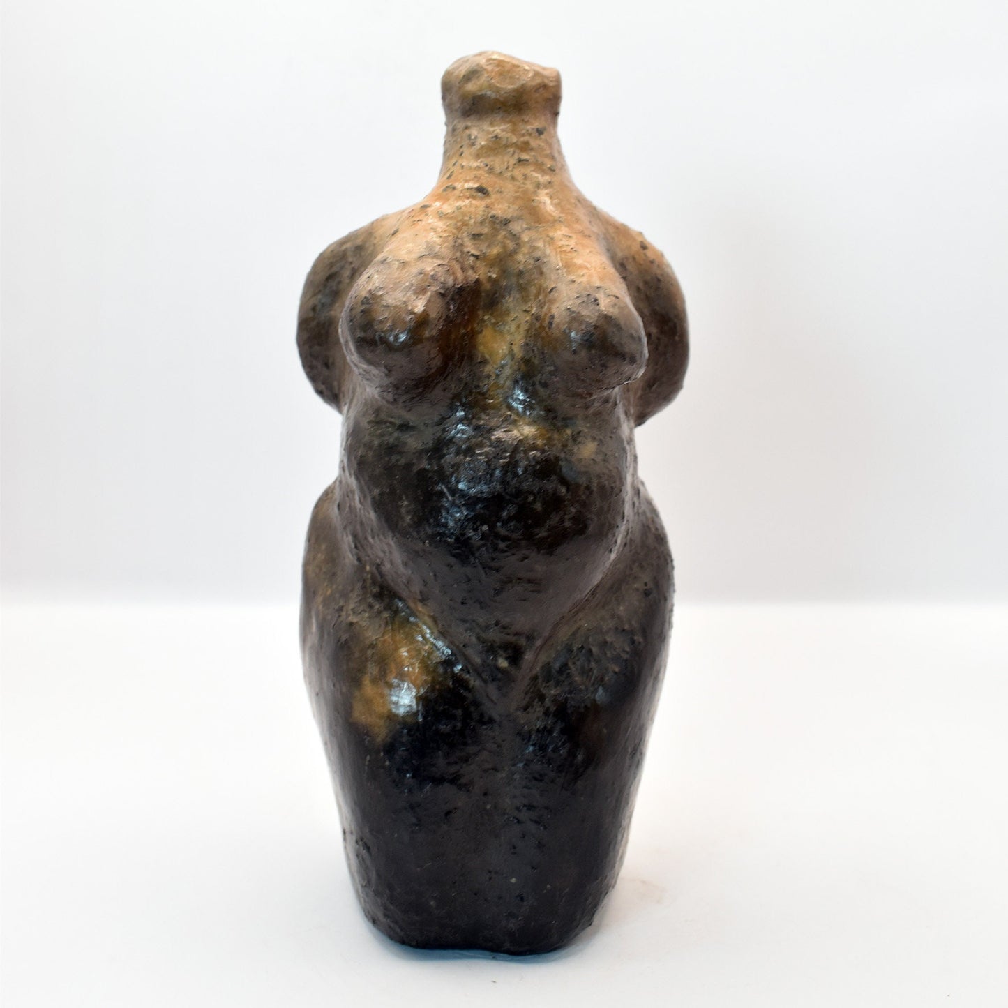 Pagan Wicca aus Ton im Rauchbrand veredelt Fruchtbarkeitsgöttin Symbol des Matriarchats, stilvolle Raumdekoration, spirituelles Geschenk