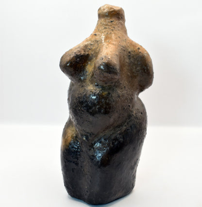 Pagan Wicca aus Ton im Rauchbrand veredelt Fruchtbarkeitsgöttin Symbol des Matriarchats, stilvolle Raumdekoration, spirituelles Geschenk