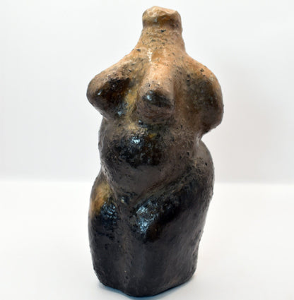 Pagan Wicca aus Ton im Rauchbrand veredelt Fruchtbarkeitsgöttin Symbol des Matriarchats, stilvolle Raumdekoration, spirituelles Geschenk